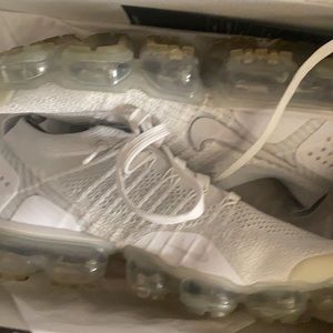 All white vapor max